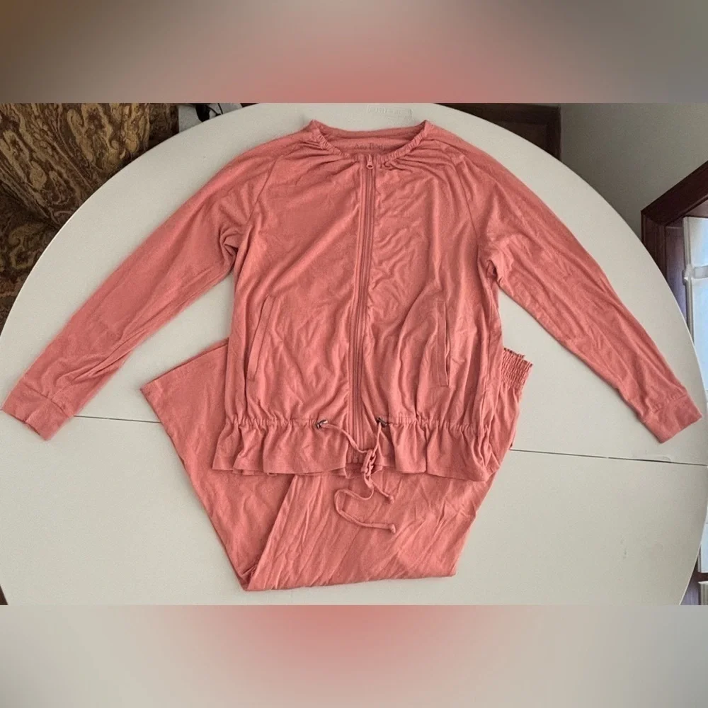 SET: Any Body | 2- pieces, cropped pants, matching top. Size: S.